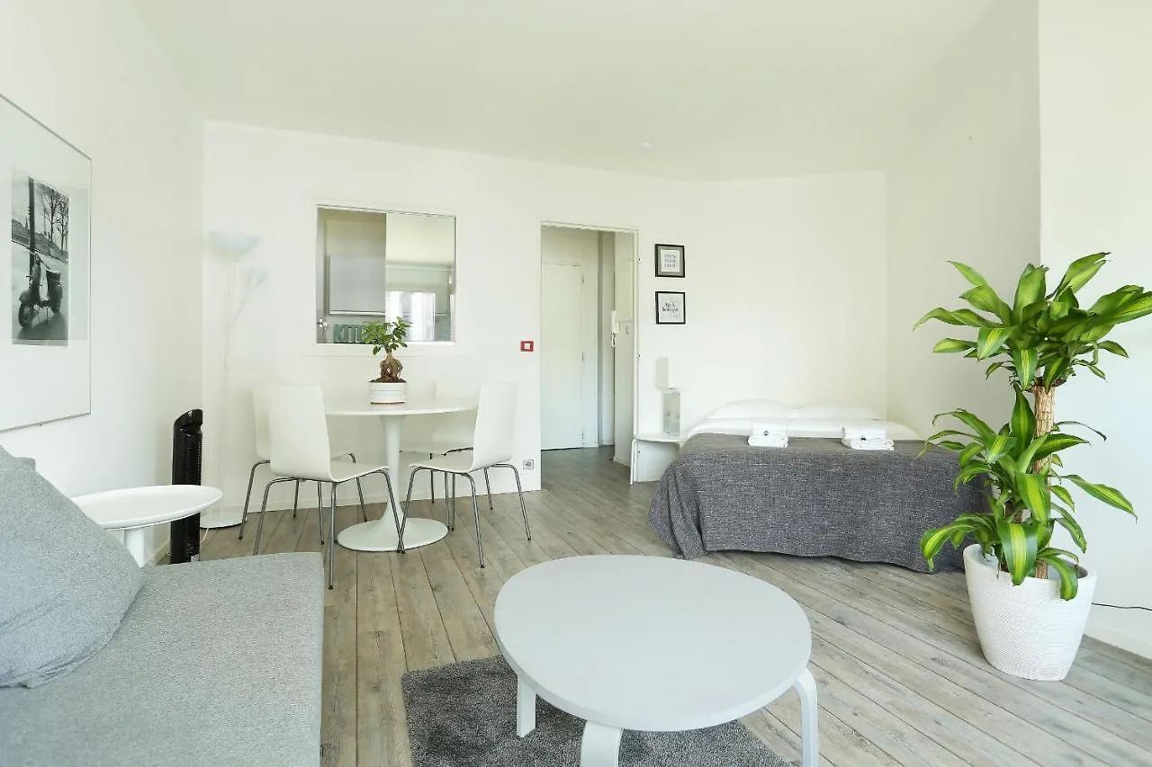 Montparnasse / Avenue Du Maine Apartment